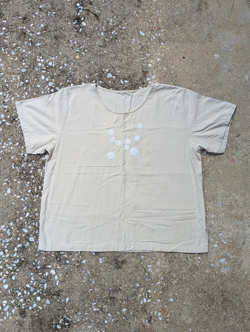 Linen Beige Short-Sleeve Women's Tee with Floral Appliqué